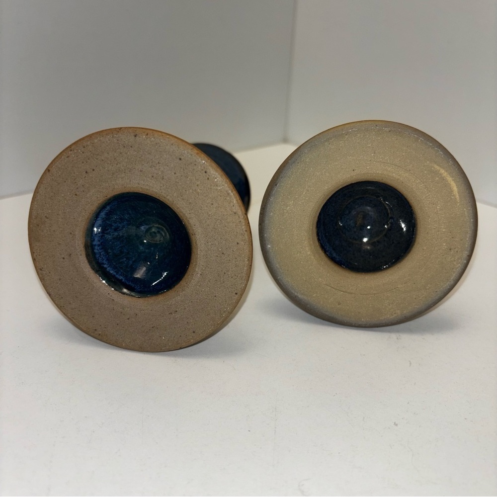 Set of 2 blue glazed ceramic anthropomorphic egg cups with arms - Picture 4 of 5